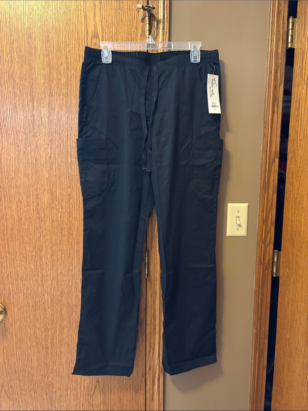 Women's Straight-Leg Cargo Scrub Pants in Black